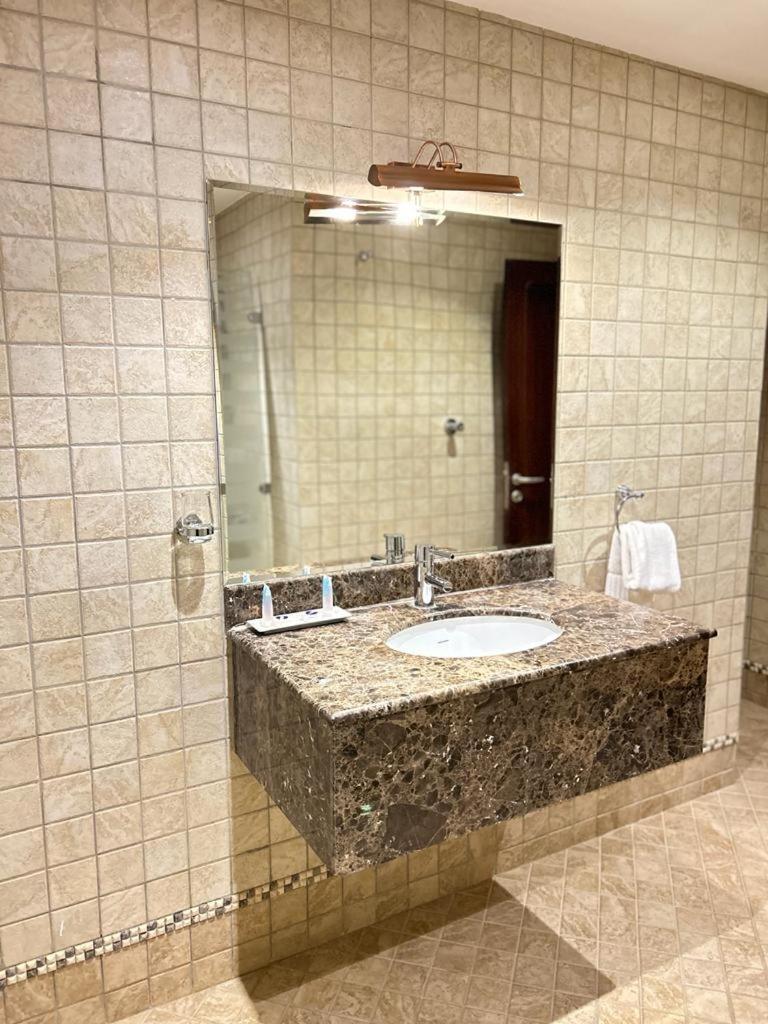 Onizah Hotel Unaizah Ngoại thất bức ảnh